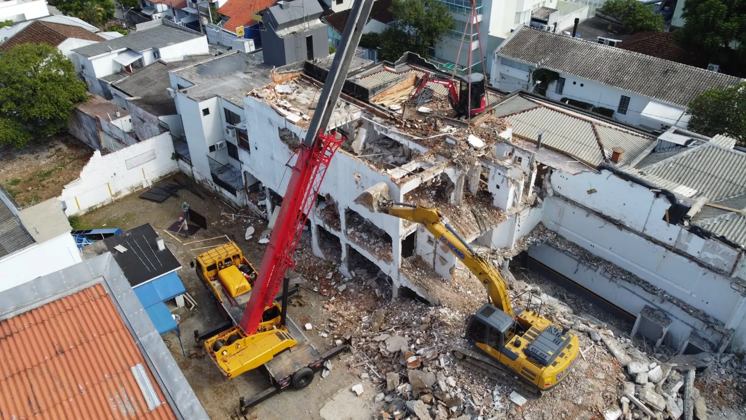 Escavadeira trabalhando em estrutura de grande porte